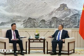 Nguyen Huu Nghia, secrétaire du Comité provincial du Parti de la province de Hung Yen (gauche) et Liu Jianchao, chef de la Commission de liaison internationale du Comité central du Parti communiste chinois (PCC). Photo: VNA