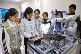 Étudiants en stage de programmation de microcontrôleurs à l'Institut de technologie Vietnam-République de Corée de Bac Giang. Photo : VNA