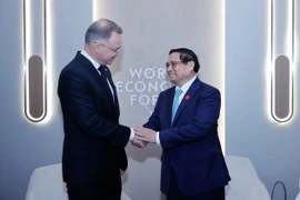 Le Premier ministre Pham Minh Chinh (droite) a rencontré le président polonais Andrzej Sebastian Duda à l'occasion de sa participation au Forum économique mondial (WEF) dans la ville de Dalian, province du Liaoning, en Chine, le 25 juin 2024. Photo : VNA