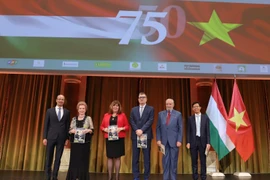 L'ambassadeur Bui Le Thai a offert le magazine spécial, publié par l'ambassade du Vietnam en Hongrie en collaboration avec Eurasia Magazine, aux invités d'honneur à l'occasion du 75e anniversaire de l'établissement des relations diplomatiques entre les deux pays. Photo: VNA