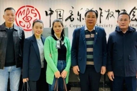 Dinh Trung Can (deuxième à partir de la droite), directeur général du Centre vietnamien pour la protection des droits d’auteur sur la musique (VCPMC), lors d'un événement de la CISAC, en Chine, en octobre 2025. Photo : nhandan.vn