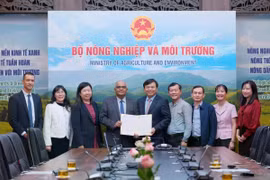 Le vice-ministre de l'Agriculture et de l'Environnement, Nguyên Hoàng Hiêp, rencontre le directeur de la BAD pour le Vietnam, Shantanu Chakraborty, et reçoit la confirmation officielle de la Banque concernant cette aide. Photo: VNA