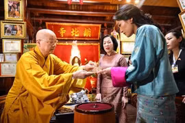 Le Très vénérable Thich Thanh Nha a remis à la Reine et à l’épouse du président Luong Cuong un chapelet ainsi que des feuilles de Bodhi finement sculptées. Photo. VNA