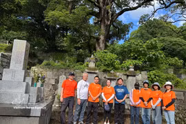 Des bénévoles de l’Association des Vietnamiens et de l’Association d’amitié Nagasaki–Vietnam participent à une visite commémorative et au nettoyage de la tombe de la princesse Ngoc Hoa, également connue au Japon sous le nom de "Princesse Anio". Photo : VNA 