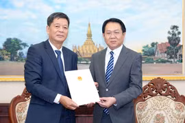Le consul général du Vietnam à Luang Prabang, Vu Ngoc Ly (gauche), et le vice-ministre lao des Affaires étrangères, Anouparb Vongnorkeo. Photo: VNA