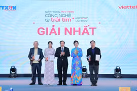 Remise du premier prix. Photo: VNA