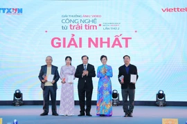 Remise du premier prix. Photo: VNA
