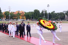 Le président de la République d’Afrique du Sud, Matamela Cyril Ramaphosa, et sa délégation, dépose une gerbe de fleurs et rend hommage au Président Hô Chi Minh en son mausolée. Photo: VNA