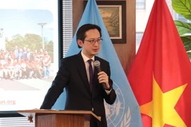 L’ambassadeur Do Hung Viet, chef de la Mission permanente du Vietnam auprès des Nations unies, préside une rencontre avec la presse internationale consacrée au 14ᵉ Congrès national du Parti communiste du Vietnam. Photo: VNA
