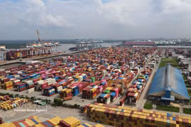 Face à la flambée des prix des carburants liée aux tensions au Moyen-Orient, le Vietnam s’emploie à contenir l’impact sur les secteurs du transport et de la construction. Photo: VNA