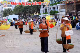 Le défilé culinaire intitulé « Gánh vị Đà Nẵng » réunit plus de 70 vendeurs ambulants et une parade de cyclo-pousses. Photo: VNA