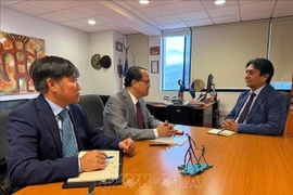 L'ambassadeur du Vietnam au Chili, Nguyen Viet Cuong, et le gouverneur d'Antofagasta, Ricardo Heriberto Díaz Cortés. Photo: VNA