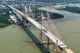 Construction du pont Binh Khanh, à Ho Chi Minh Ville. Photo : VNA