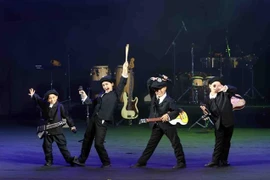 La troupe cubaine de théâtre d'enfants « La Colmenita » a présenté « Cendrillon… selon les Beatles » mardi soir, 26 août, au théâtre Hô Guom. Photo: VNA
