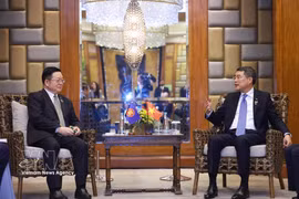 Le Premier ministre vietnamien Le Minh Hung s’entretient avec le secrétaire général de l’ASEAN Kao Kim Hourn. Photo: VNA