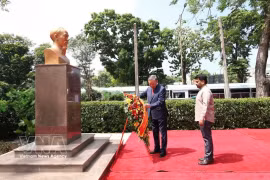 Le secrétaire général du Comité central du Parti communiste du Vietnam et président vietnamien, To Lam, accompagné du président sri-lankais Anura Kumara Dissanayake, dépose des fleurs au pied de la statue du Président Ho Chi Minh, située dans l'enceinte de la Bibliothèque publique de Colombo, dans la capitale sri-lankaise, le 8 mai. Photo: VNA