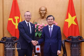 Le professeur associé et docteur Doan Minh Huan, membre du Bureau politique et directeur de l’Académie,(droite) et Kobayashi Yosuke, représentant en chef de l’Agence japonaise de coopération internationale (JICA) au Vietnam. Photo: VNA