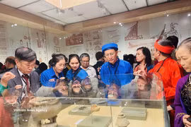 Des délégués et des citoyens visitent l'espace d'exposition du Musée de Hanoï. Photo : VNA