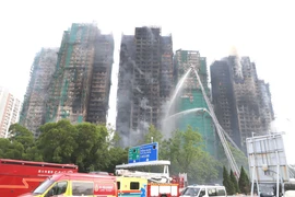 L’incendie survenu le 26 novembre dans un complexe d’immeubles à Hong Kong (Chine), a causé d’importantes pertes humaines et matérielles. Photo: VNA