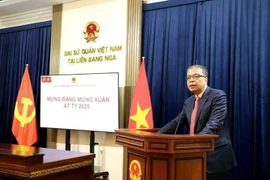 L'ambassadeur du Vietnam Dang Minh Khoi à la célébration du 95e anniversaire du Parti en Russie. Photo: VNA