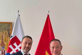 L'ambassadeur du Vietnam en Slovaquie, Pham Truong Giang (droite), et le vice-ministre slovaque de l'Agriculture et du Développement rural, Vladimir Vnuk. Photo: VNA