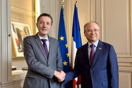 Bertrand Gaume, préfet des Hauts-de-France (gauche), et l’ambassadeur du Vietnam en France, Dinh Toan Thang. Photo: VNA
