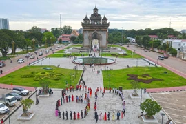 La formation humaine du chiffre « 80 » sur la place Patouxay à Vientiane. Photo: VNA