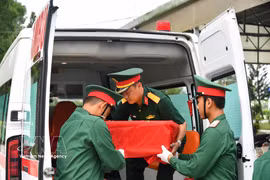 La ville de Can Tho a envoyé 670 échantillons prélevés sur des restes de martyrs non identifiés à l'Institut de médecine légale militaire de Hanoï pour des analyses ADN. Photo: VNA