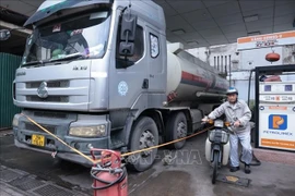 Le 7 mars, les prix de détail des carburants au Vietnam ont fortement augmenté. Photo : VNA