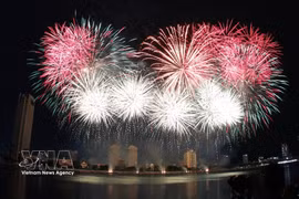 Feu d'artifice de l'équipe portugaise lors de la dernière soirée du DIFF 2026, le 11 juillet 2026. L'équipe portugaise a remporté le championnat lors de l'édition 2026. Photo : VNA