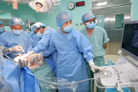 Le 19 juin dernier, l'hôpital central de Huê a annoncé une avancée médicale majeure : la réalisation réussie de quatre transplantations simultanées d'organes. Photo: VNA