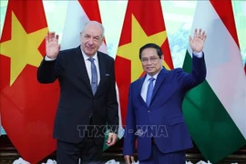 Le Premier ministre Pham Minh Chinh (droite) et le président hongrois, Sulyok Tamas. Photo: VNA 