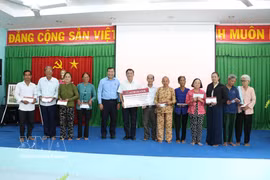 Des centaines de cadeaux ont été distribués à des familles khmères de la province de Vinh Long (Sud), le 14 avril, à l’occasion du Nouvel An traditionnel Chol Chnam Thmay 2026. Photo: VNA