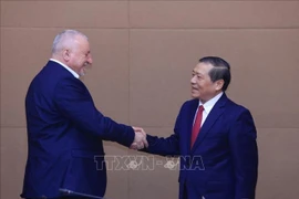 Le chef adjoint permanent de la Commission de la sensibilisation, de l'éducation et de la mobilisation des masses du Comité central du Parti communiste du Vietnam (PCV), Lai Xuân Môn, (droite) et le président du Parti socialiste hongrois (MSZP), Komjáthi Imre. Photo: VNA