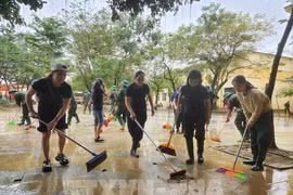 Remédier aux conséquences des inondations dans les écoles. Photo: VNA