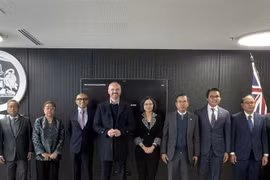 L'ambassadeur du Vietnam en Australie, Pham Hung Tam (troisième à partir de la droite), lors d'une séance de travail avec le ministre en chef du Territoire de la capitale australienne, Andrew Barr. Photo : VNA
