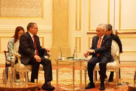 Le secrétaire du Comité central du Parti communiste du Vietnam (PCV) et chef du Bureau du Comité central du Parti, Le Hoai Trung (droite) et le vice-président du Parti socialiste unifié du Venezuela (PSUV), Jesús Germán Faría Tortosa. Photo: VNA