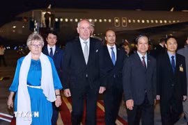 Le président hongrois et son épouse arrivent à Hanoï pour une visite officielle au Vietnam. Photo: VNA