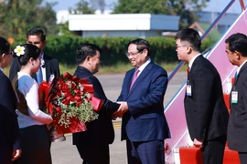 Le Premier ministre Pham Minh Chinh arrive à l’aéroport international de Wattay, à Vientiane, entamant son séjour au Laos pour participer à une réunion de haut niveau entre les deux Partis et coprésider la 48e réunion du Comité intergouvernemental Vietnam–Laos. Photo: VNA
