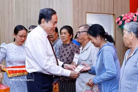 Le président de l’Assemblée nationale, Tran Thanh Man, s’est rendu le 29 avril dans la province d’An Giang, dans le delta du Mékong, où il a offert des cadeaux aux familles bénéficiaires des politiques sociales et aux travailleurs en difficulté. Photo: VNA