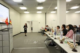 La présidente de la VPSA, Hoang Thi Liên, présente le secteur des épices du Vietnam au salon Anuga 2025. Photo: VNA