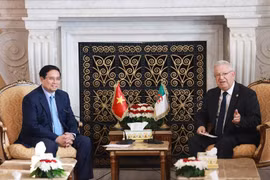 Le Premier ministre vietnamien Pham Minh Chinh (gauche) et le président du Conseil de la Nation d'Algérie, Azzouz Nasri. Photo: VNA