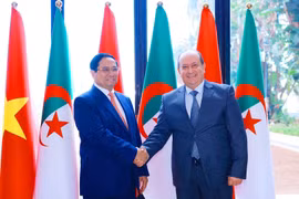 Le Premier ministre Pham Minh Chinh (gauche) et son homologue algérien Sifi Ghrieb. Photo: VNA