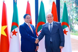 Le Premier ministre Pham Minh Chinh (gauche) et son homologue algérien Sifi Ghrieb. Photo: VNA