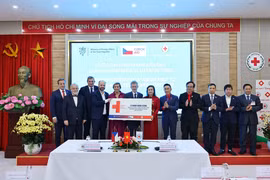 Le 20 novembre, le président du Sénat du Parlement tchèque, Milos Vystrcil, se rend au Comité central de la Croix-Rouge vietnamienne (CRV) pour remettre une aide symbolique de 3 millions de couronnes tchèques destinée à soutenir les efforts de reconstruction suite aux tempêtes et inondations de 2025 à Hôi An (Dà Nang) et à Huê. Photo: VNA