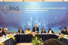La session ministérielle intitulée "Revitaliser et libérer la stratégie financière pour une croissance verte mondiale". Photo: VNA