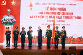 Le secrétaire général To Lam remet l'Ordre Ho Chi Minh à l'Hôpital central militaire 108. Photo : VNA