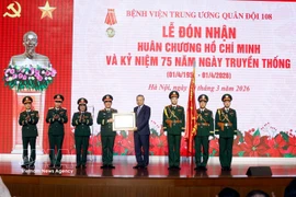 Le secrétaire général To Lam remet l'Ordre Ho Chi Minh à l'Hôpital central militaire 108. Photo : VNA
