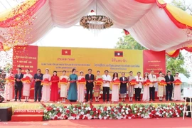Cérémonie d’inauguration et de remise du projet de restauration du site historique dédié au Président Ho Chi Minh, le 2 avril dans la province lao de Savannakhet. Photo: VNA