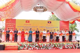 Cérémonie d’inauguration et de remise du projet de restauration du site historique dédié au Président Ho Chi Minh, le 2 avril dans la province lao de Savannakhet. Photo: VNA